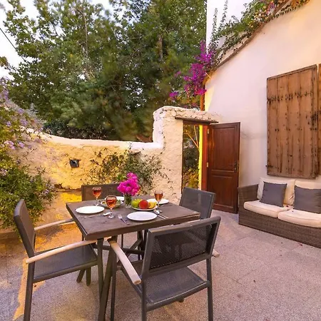 Vila Korsan Minik-pretty Two Bedroom Townhouse In Old Town